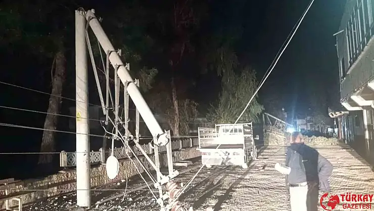 Şanlıurfa'da fırtına ağaçları devirdi, elektrik direklerini kırdı