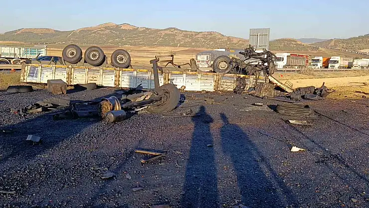 Freni patlayan mısır yüklü tır asfalt makinasına çarptı