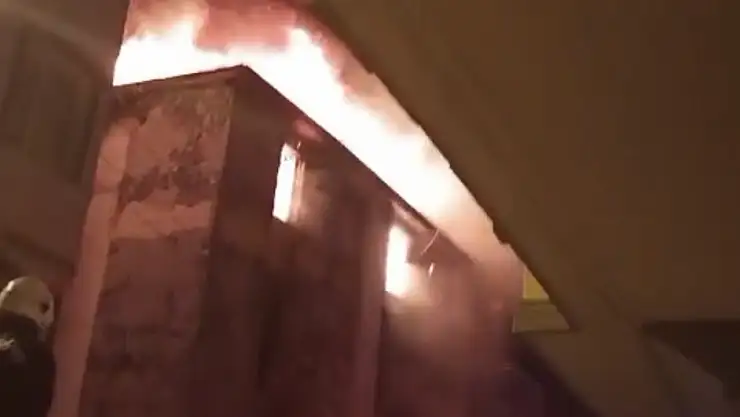 Gaziantep'te 4 katlı bina alevlere teslim oldu