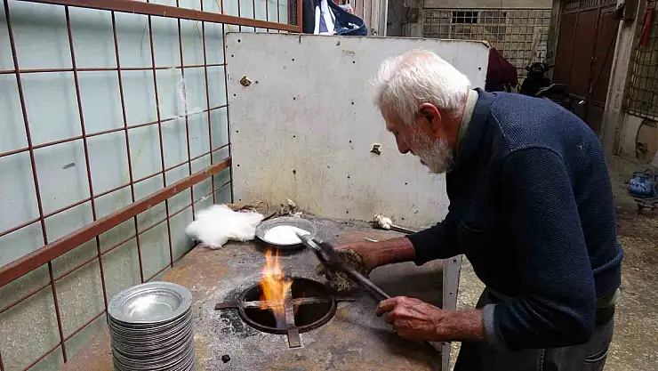 Gaziantep'te 80 yaşındaki kalay ustası mesleğini 70 yıldır sürdürüyor