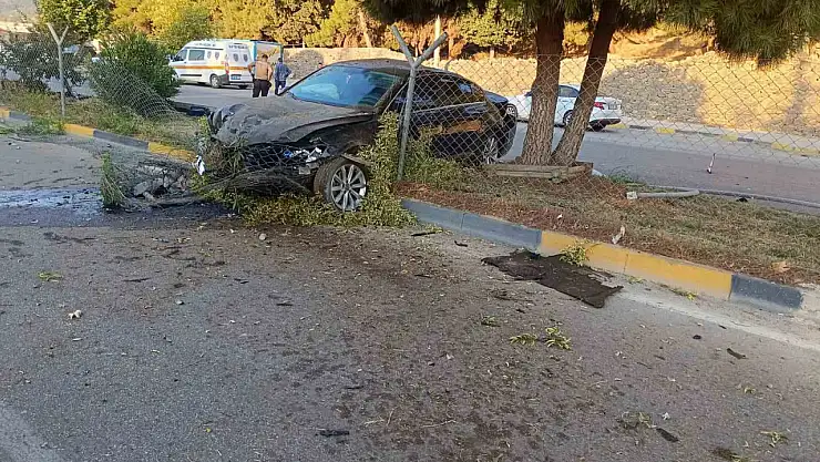 Gaziantep'te kontrolü kaybolan otomobil refüje çıktı: 1 yaralı