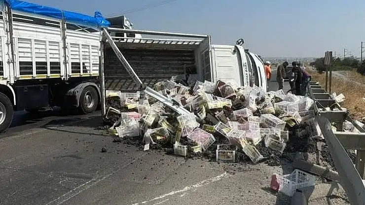 Gaziantep'te lastiği patlayan kamyonet yan yattı: 2 yaralı