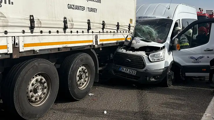 Gaziantep'te minibüs tıra arkadan çarptı: 5 yaralı