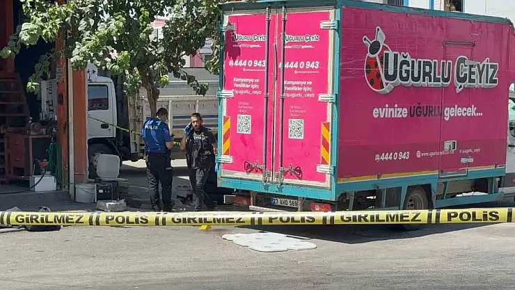 Geri manevra yapan kamyonetin altında kalan çocuk hayatını kaybetti