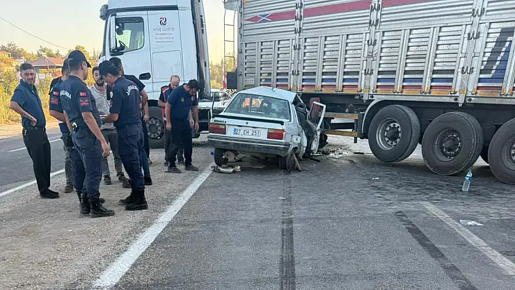 Gölbaş'nda Otomobil Tır'a ok gibi saplandı: 2 yaralı