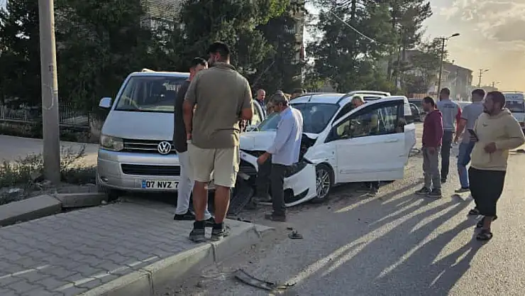 Gölbaşı'nda 3 aracın karıştığı kazada 2 kişi yaralandı