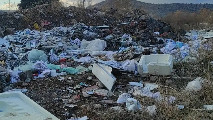Gölbaşı'nda Moloz ve atık yakma tehlikesi tepkilere yol açıyor