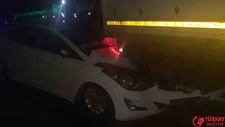 Gölbaşı'nda otomobil ile tır çarpıştı: 2 yaralı