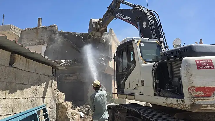 Gölbaşı'nın Belören Beldesinde orta hasarlı binaların yıkımına başlandı