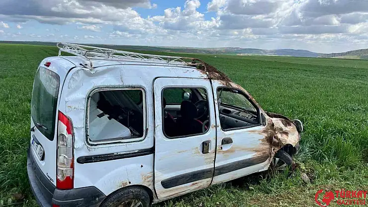 Hafif ticari araç ile otomobil çarpıştı: 6 yaralı