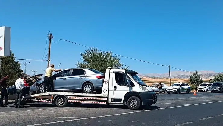 Hafif ticari araç ile otomobil çarpıştı: 4 yaralı