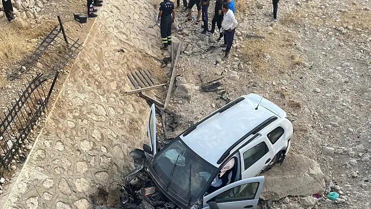 Hafif ticari araç şarampole yuvarlandı: 1 yaralı