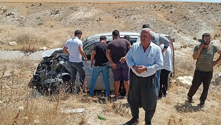Adıyaman'da hafif ticari araç şarampole yuvarlanarak takla attı