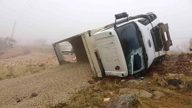 Adıyaman'da Hafriyat kamyonu şarampole devrildi: 1 yaralı