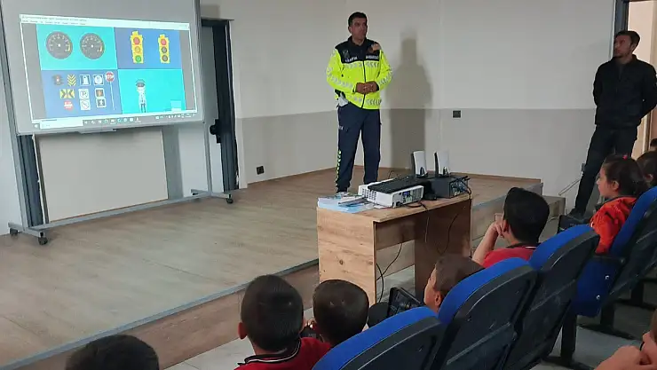 Harmanlı Beldesinde öğrencilere trafik eğitimi verildi