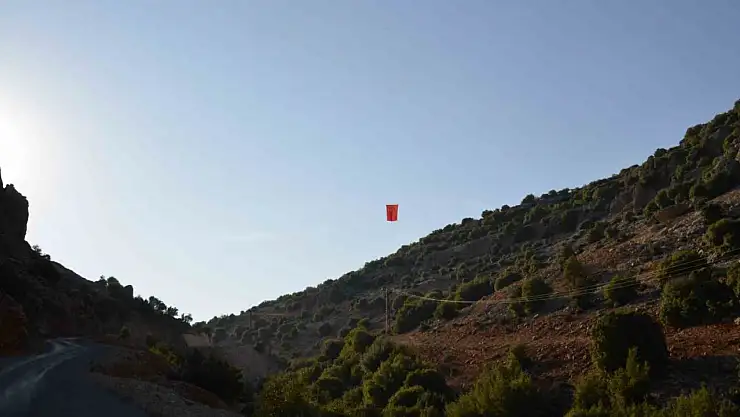 İki dağın arasında dalgalanan bayrakla asker uğurlama
