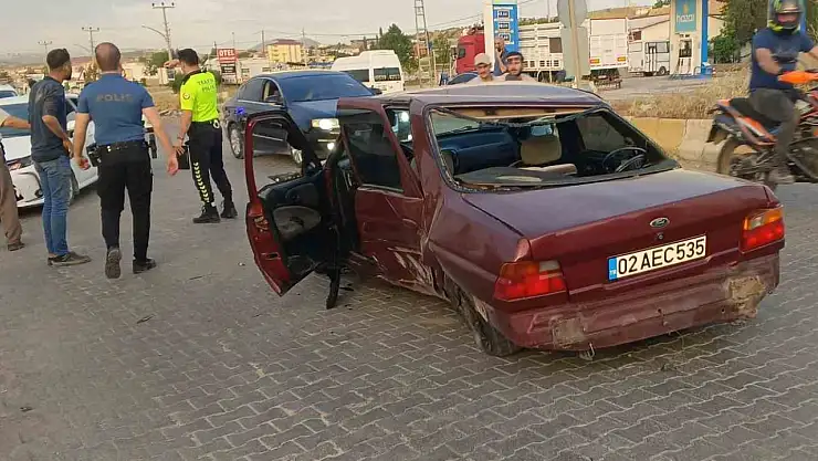 İki otomobil çarpıştı: 1 yaralı