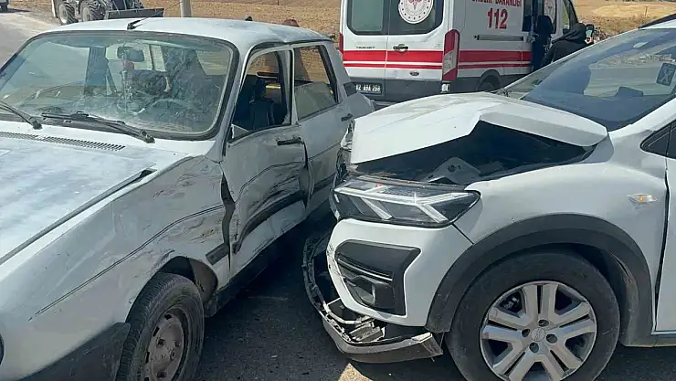 İki otomobilin çarpıştığı kazada 5 kişi yaralandı