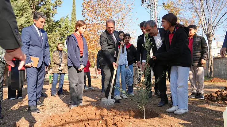 İl müdürü Tosun öğrencilerle birlikte fidanları toprakla buluşturdu