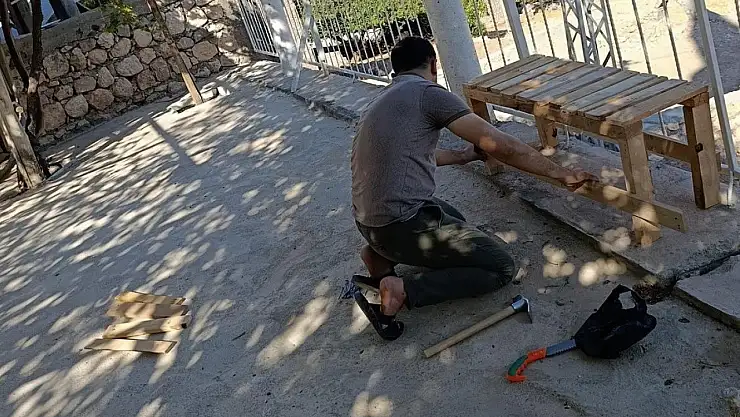 İmam, cami bahçesine kendi elleriyle oturak yaptı