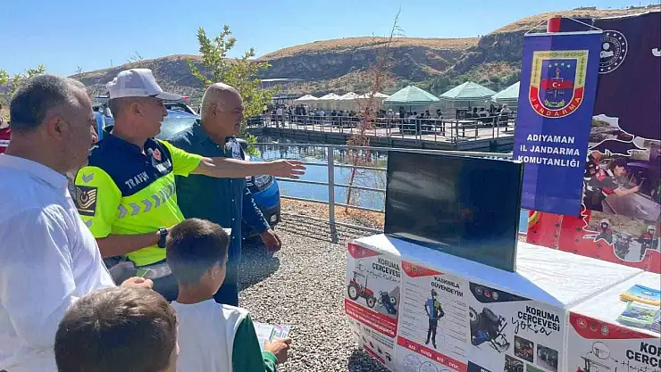 Jandarma ekipleri, trafik bilgilendirme standı açtı