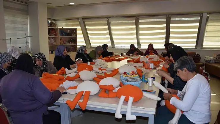 Kadınlar, lösemili çocuklara oyuncak bebek ve elbise dikmek için bir araya geldi