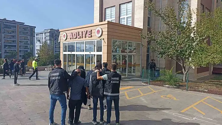 Kahramanmaraş'ta aranan 2 hükümlü yakalanıp cezaevine gönderildi