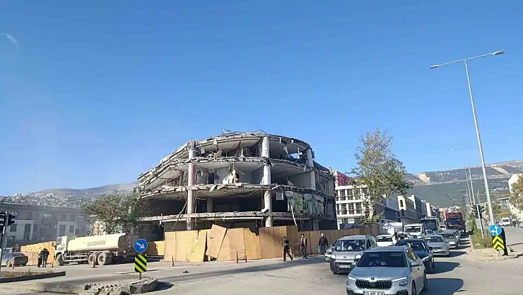 Kahramanmaraş'ta depremde hasar alan iş merkezi yıkıldı