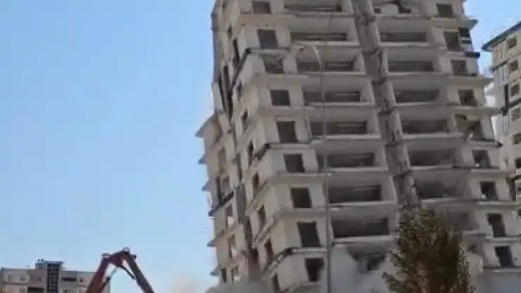 Kahramanmaraş'ta hasarlı bina böyle yıkıldı