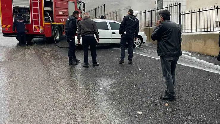 Kahramanmaraş'ta park halindeki otomobil alev aldı