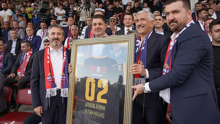 Kahta02 Spor Kulübü'nden Başkan Hallaç'a Onursal Başkanlık Unvanı