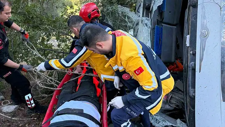 Kamyon uçuruma yuvarlandı, sıkışan sürücü kurtarıldı