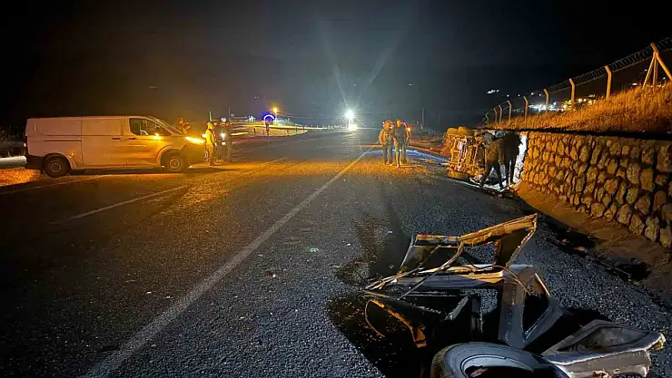 Adıyaman Besni'de kamyonet ile otomobil çarpıştı: 4 ağır yaralı