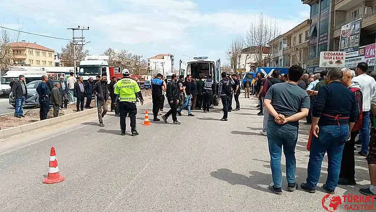 Kamyonet kasasından düşen genç ağır yaralandı