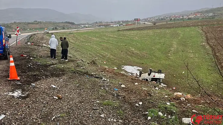 Kamyonet şarampole yuvarlandı: 2 yaralı