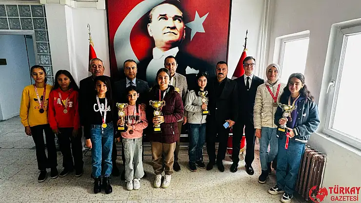 Kaymakam Partal Satrançta dereceye giren öğrencileri ağırladı