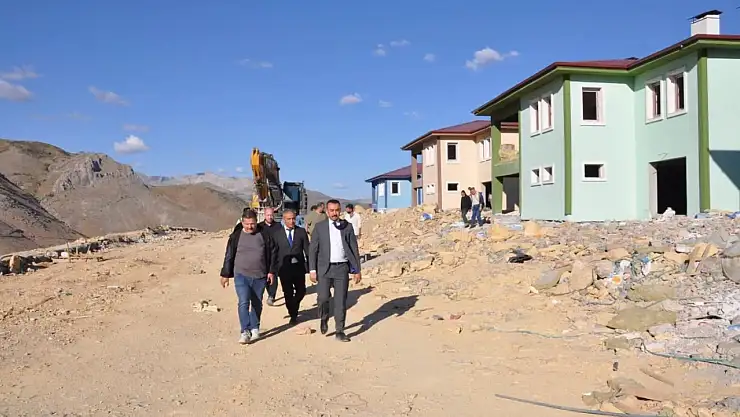 Kaymakam Pelvan Gölbağı Kalıcı deprem konutlarını inceledi