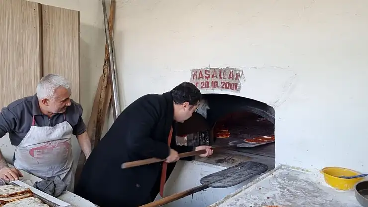 Kaymakam Seyhan, esnafı ziyaret etti, ocağa geçip lahmacun pişirdi