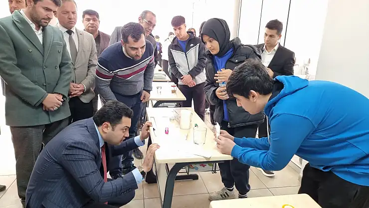 Kaymakam Seyhan öğrencilerin Fizik Deneyleri etkinliğine katıldı