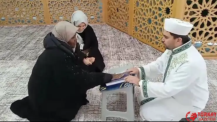 Adıyaman Samsat'ta kenyalı kadın Müslüman oldu