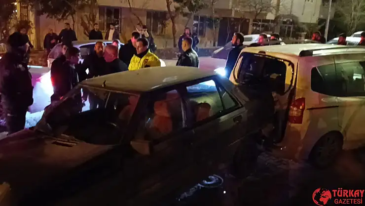 Kırmızı ışıkta bekleyen otomobile çarptı: 8 yaralı