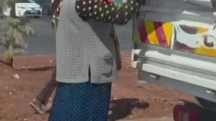 Kırmızı ışıkta duran kamyonetten biber çaldılar