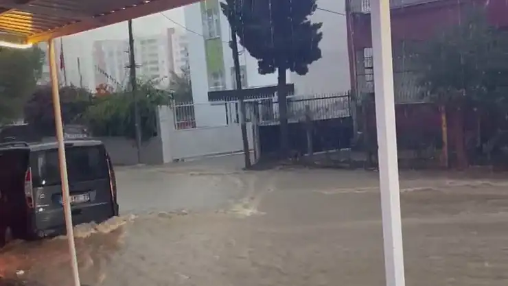 Kısa süreli yağmur yolları nehre çevirdi