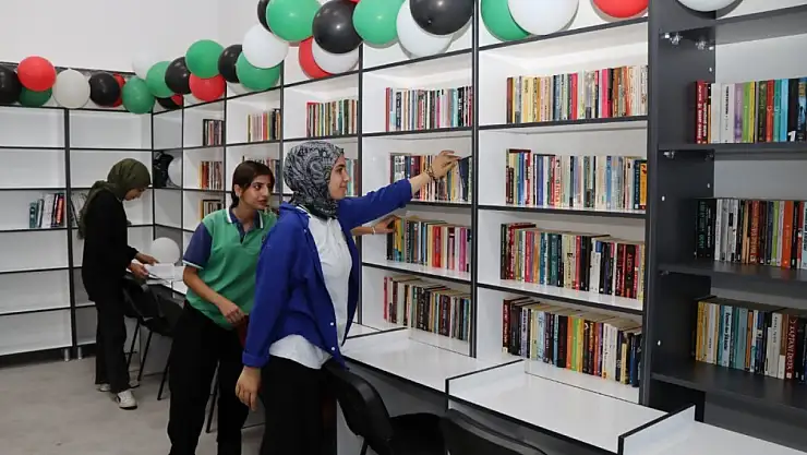 Kitap aşkıyla yola çıktılar, kütüphane kurdular