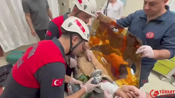 Koluna saplanan demir şişle ameliyata alındı