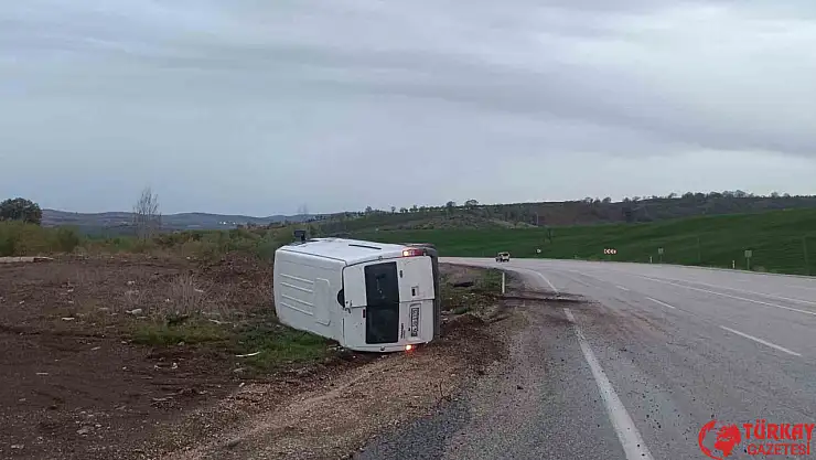 Kontrolden çıkan minibüs devrildi: 2 yaralı