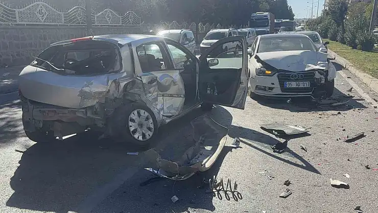 Kontrolden çıkan otomobil karşı şeride uçarak iki otomobile çarptı: 4 yaralı