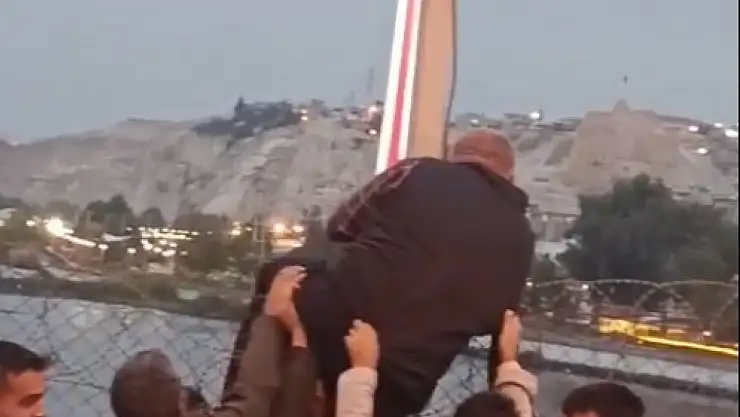 Köprüden atlamak isteyen kişiyi yoldan geçen sürücüler engelledi