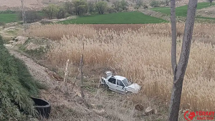 Lastiği patlayan otomobil şarampole yuvarlandı: 1 yaralı