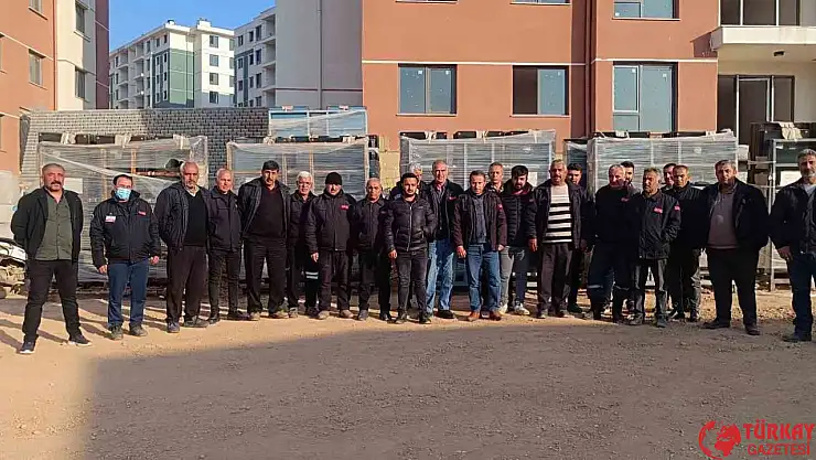 Adıyaman'da maaş alamadıklarını iddia eden güvenlik görevlileri eylem yaptı